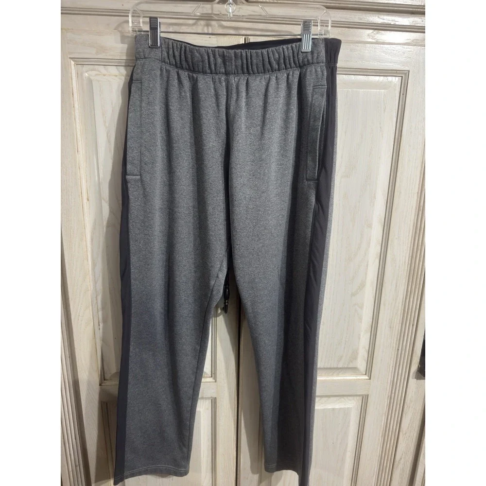 The North Face Mens Med Mountain Athletics Tapered Sweatpants Gray Pocket
